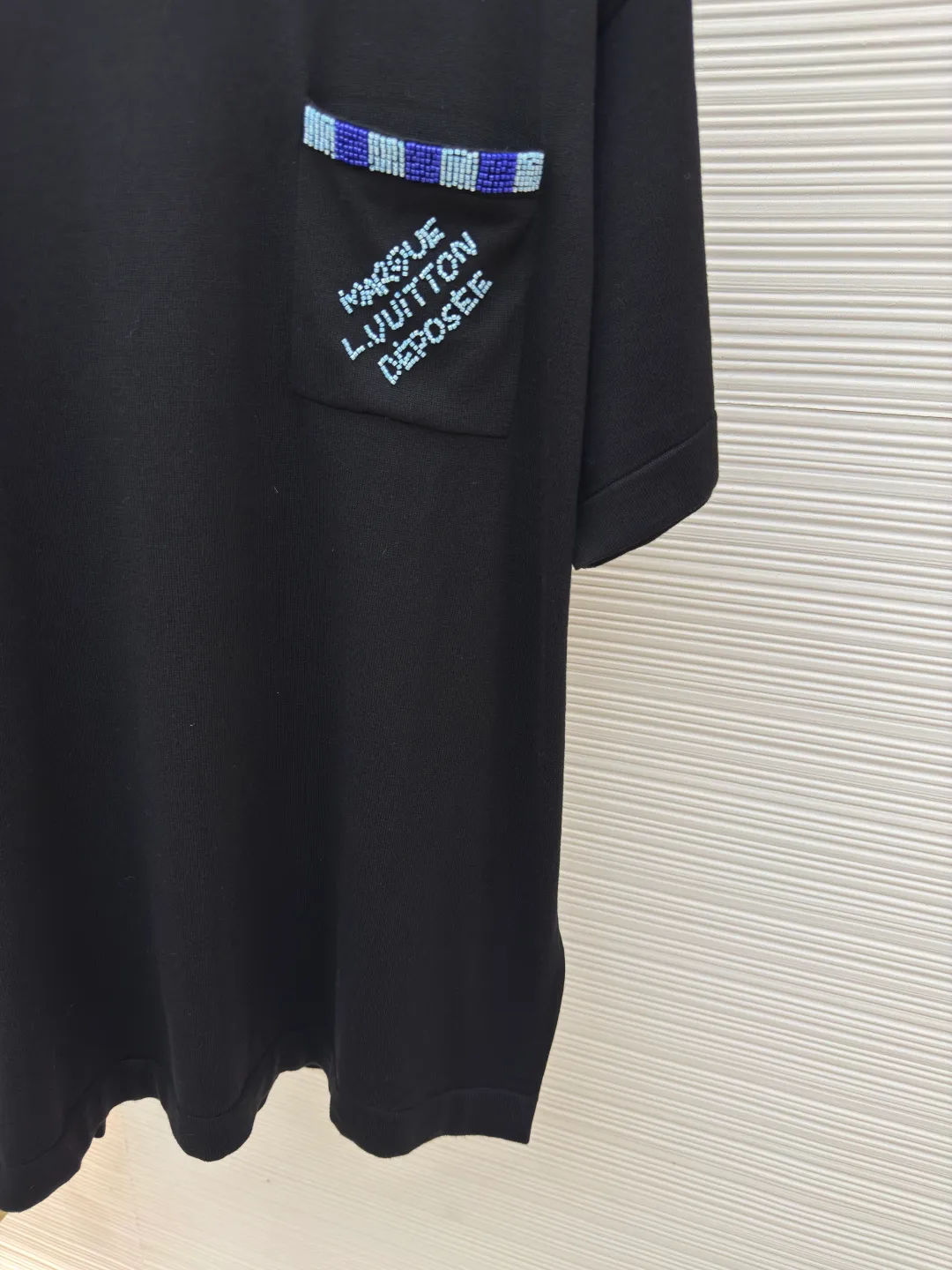LOUISVUITTON Pocket embroidered beaded woolen short sleeves ●Authentic product: purchased and developed for 11700 ●Item number: 1680099-A65 ●Fabric: long-staple cotton ●Technology: singeing ●Version: fitted version ●Weight: about 310 grams ●Size: XS-S-M-L ●Description: Developed and produced, the wool material is customized according to the original version, using singeed mercerized long-staple cotton and high-quality nylon. First, singeed mercerized long-staple cotton is used, and the color is dyed and batched at a ratio of 1:1 according to the original version, and then the yarn and nylon are set-dyed. Both yarns must be set-dyed, and the color similarity is as high as 95%. Only the above can be used for spinning. The singeed mercerized long-staple cotton yarn is made of 100% top-grade long-staple cotton. It is fully combed and tightly matched + singed mercerized process. It strives for excellence. It not only retains the simplicity and gentleness of pure cotton, but also gives it a noble temperament like silk. The color is beautiful, the touch is gentle and delicate, and you can enjoy silky smoothness. The overall wiring is straight and delicate, the fabric is comfortable and soft, and the color is consistent without color difference. It can be matched with the same style to create a fashionable look and control various occasions. Customized accessories, complete with three standards, same style for men and women!